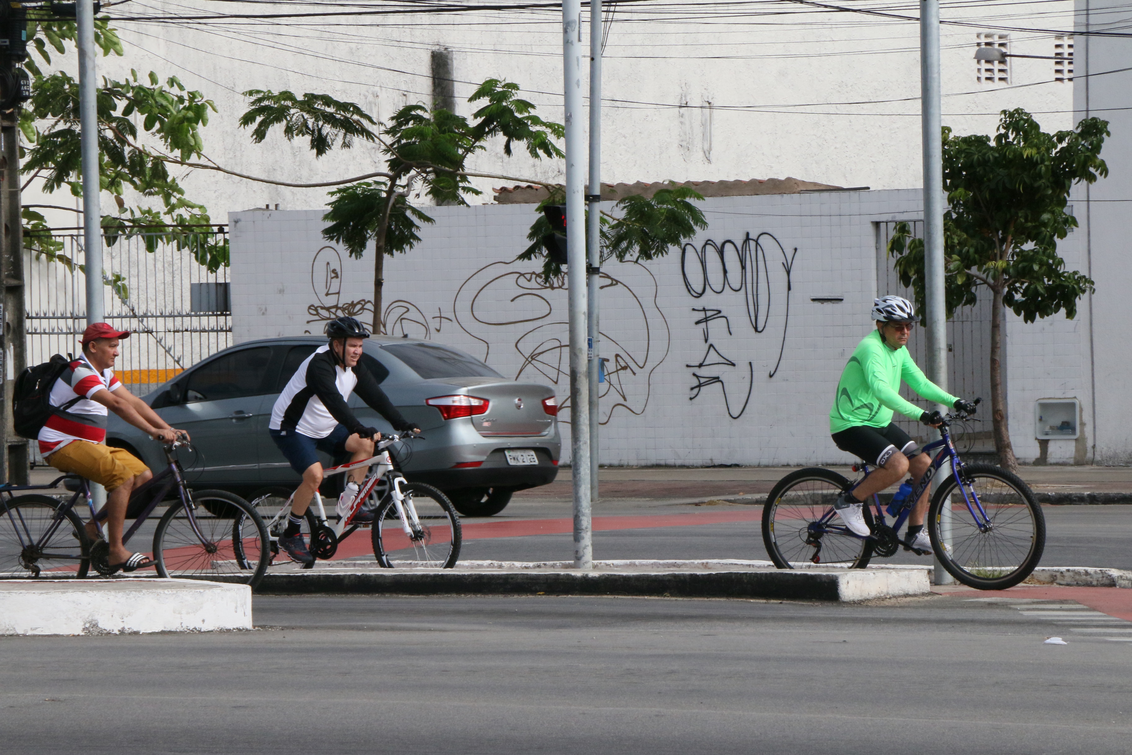 pessoas andando de bicicleta